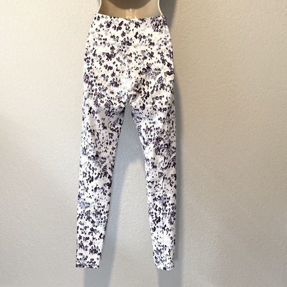 Balance Collection High Waisted Leggings with Pockets - Picture 8 of 9